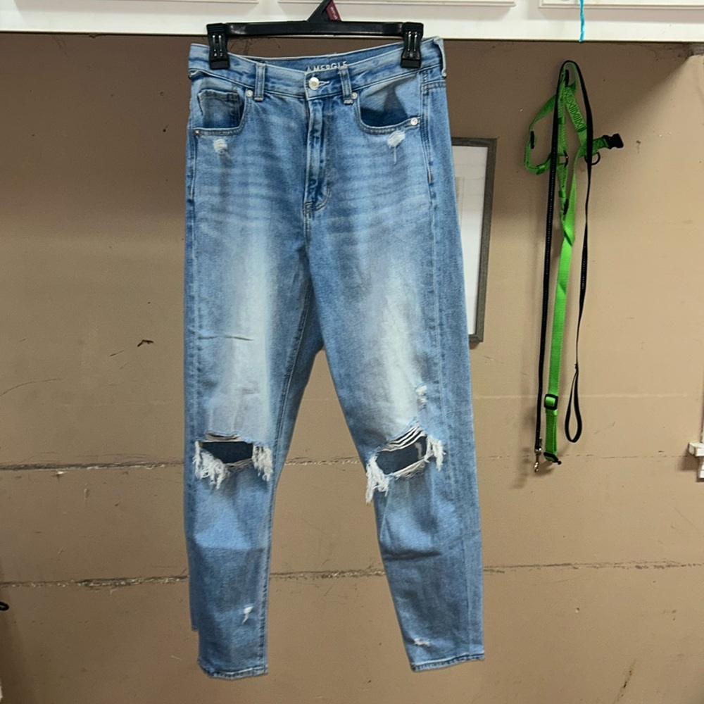 Size 6, American Eagle jeans. Lightly worn. In good condition.